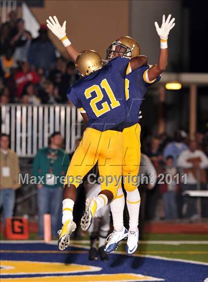 Thumbnail 2 in Manatee vs. St. Thomas Aquinas (FHSAA 5A Semifinal) photogallery.