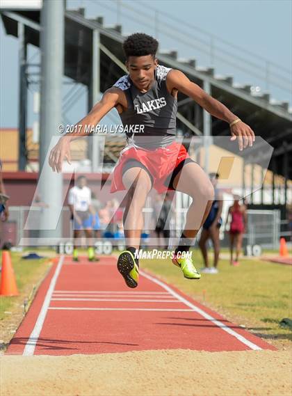 Thumbnail 2 in UIL 17-6A Boys District Championship photogallery.