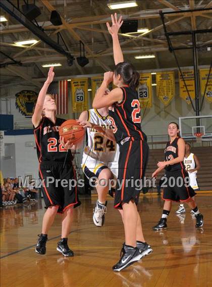 Thumbnail 3 in Mt. Vernon vs. Marion (Best of the Midwest Shootout) photogallery.