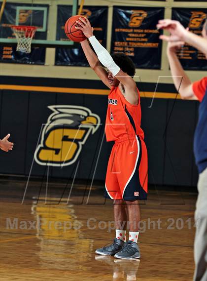 Thumbnail 2 in Grainger vs Carver (Seymour Christmas Classic) photogallery.