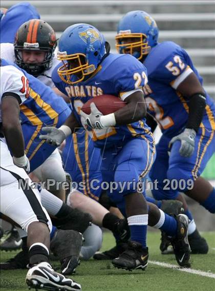 Thumbnail 3 in La Vega vs. Gilmer (Texas 3A Region III Area Playoffs) photogallery.