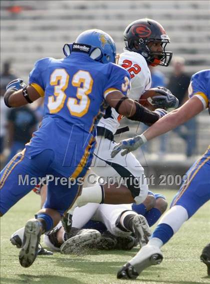 Thumbnail 2 in La Vega vs. Gilmer (Texas 3A Region III Area Playoffs) photogallery.