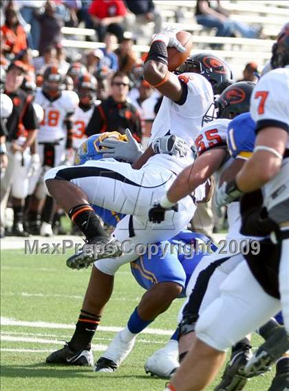 Thumbnail 2 in La Vega vs. Gilmer (Texas 3A Region III Area Playoffs) photogallery.