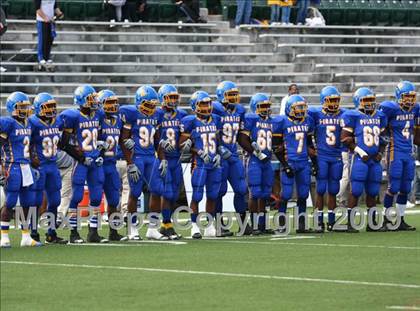 Thumbnail 2 in La Vega vs. Gilmer (Texas 3A Region III Area Playoffs) photogallery.