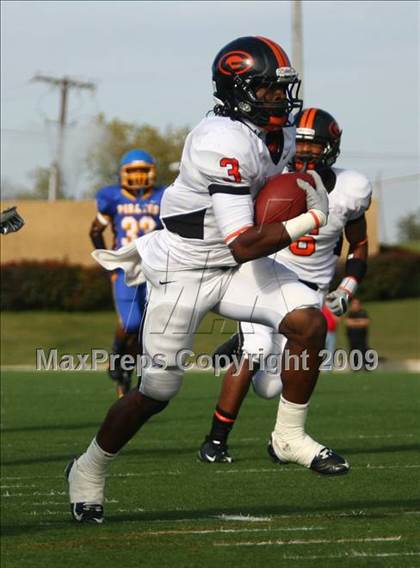 Thumbnail 3 in La Vega vs. Gilmer (Texas 3A Region III Area Playoffs) photogallery.