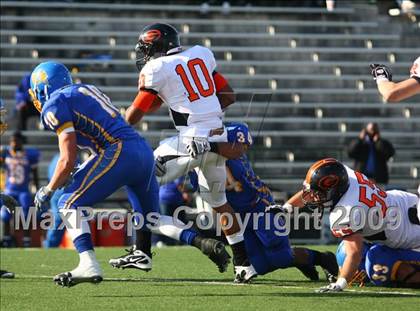 Thumbnail 1 in La Vega vs. Gilmer (Texas 3A Region III Area Playoffs) photogallery.