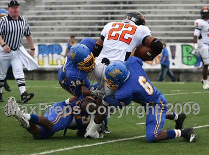 Thumbnail 1 in La Vega vs. Gilmer (Texas 3A Region III Area Playoffs) photogallery.