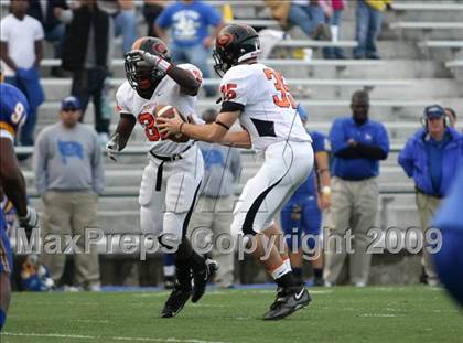 Thumbnail 3 in La Vega vs. Gilmer (Texas 3A Region III Area Playoffs) photogallery.
