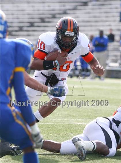 Thumbnail 3 in La Vega vs. Gilmer (Texas 3A Region III Area Playoffs) photogallery.