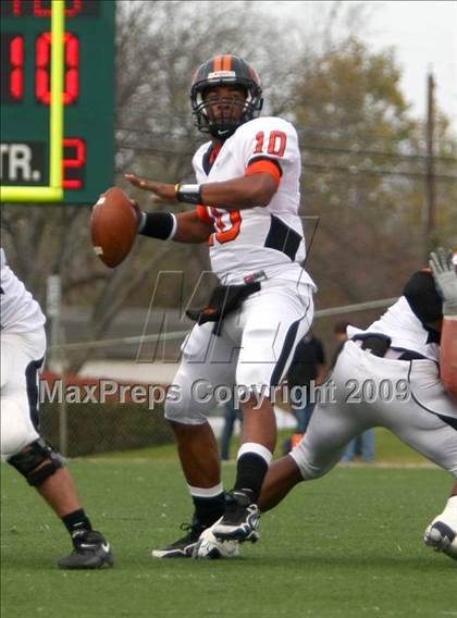 Thumbnail 2 in La Vega vs. Gilmer (Texas 3A Region III Area Playoffs) photogallery.