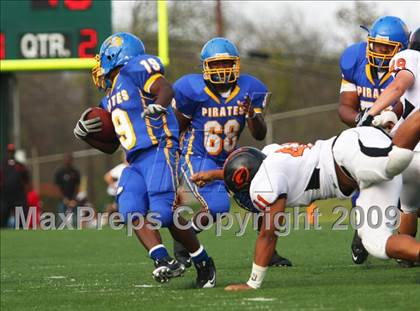 Thumbnail 2 in La Vega vs. Gilmer (Texas 3A Region III Area Playoffs) photogallery.