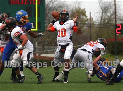 Thumbnail 3 in La Vega vs. Gilmer (Texas 3A Region III Area Playoffs) photogallery.