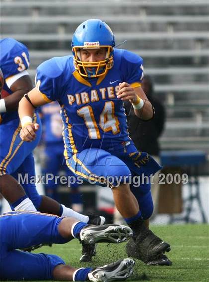 Thumbnail 3 in La Vega vs. Gilmer (Texas 3A Region III Area Playoffs) photogallery.