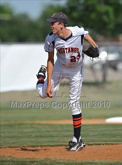 Thumbnail 2 in Sachse vs White (Texas 5A Region II Playoffs) photogallery.