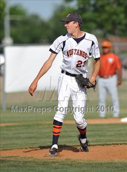 Thumbnail 2 in Sachse vs White (Texas 5A Region II Playoffs) photogallery.