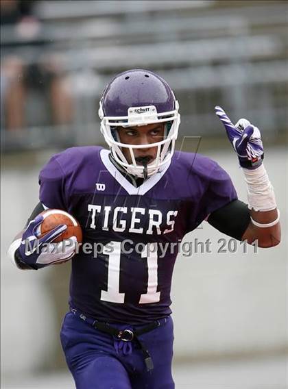 Thumbnail 2 in St. Xavier vs. Pickerington Central (Kirk Herbstreit National Kickoff Classic) photogallery.