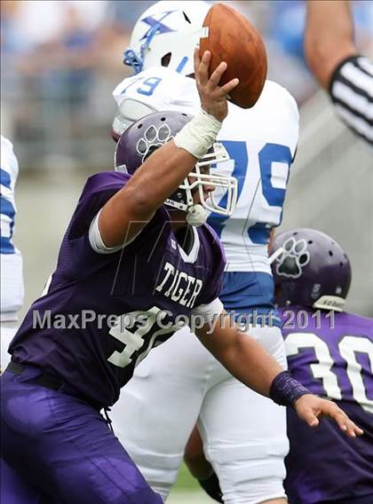 Thumbnail 3 in St. Xavier vs. Pickerington Central (Kirk Herbstreit National Kickoff Classic) photogallery.