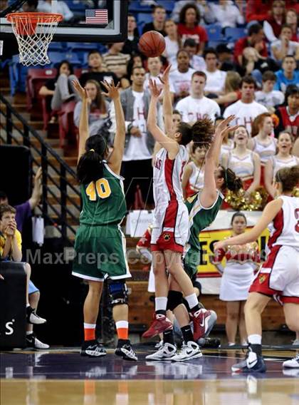 Thumbnail 2 in Brea Olinda vs. Carondelet (CIF State D2 Final) photogallery.