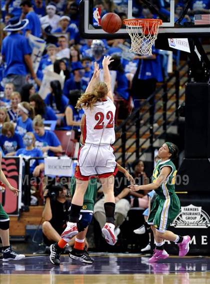 Thumbnail 1 in Brea Olinda vs. Carondelet (CIF State D2 Final) photogallery.