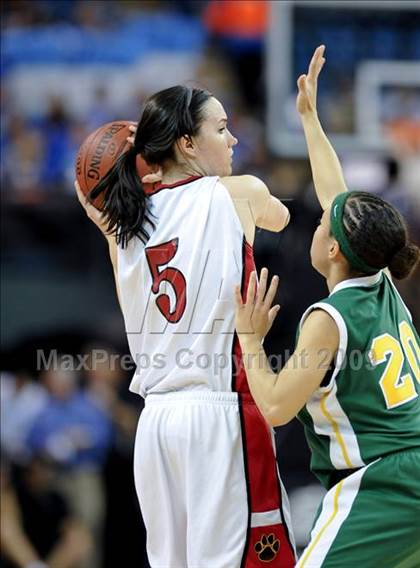 Thumbnail 1 in Brea Olinda vs. Carondelet (CIF State D2 Final) photogallery.