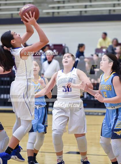 Thumbnail 1 in Edinburg vs McAllen Memorial (NEISD Invitational) photogallery.