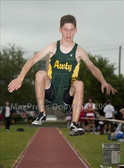 Thumbnail 1 in St. John's Finnegan Invitational photogallery.