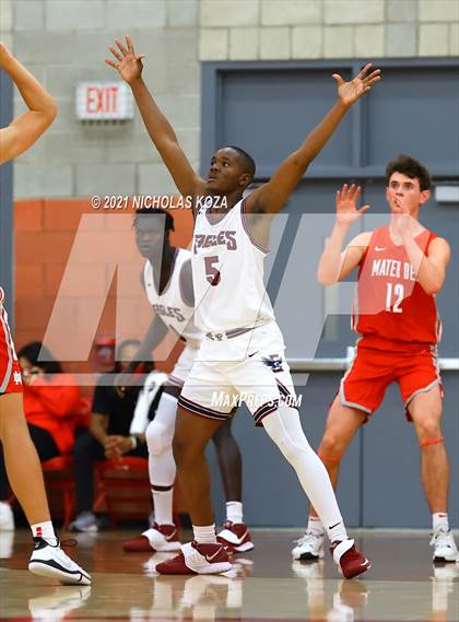 Thumbnail 1 in Capistrano Valley Christian vs. Mater Dei (Mater Dei Extravaganza) photogallery.