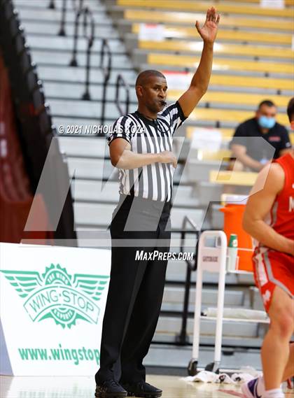 Thumbnail 3 in Capistrano Valley Christian vs. Mater Dei (Mater Dei Extravaganza) photogallery.