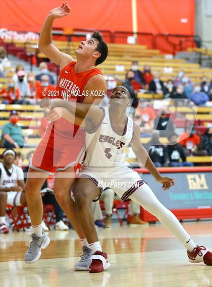 Thumbnail 3 in Capistrano Valley Christian vs. Mater Dei (Mater Dei Extravaganza) photogallery.