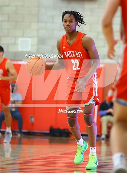 Thumbnail 2 in Capistrano Valley Christian vs. Mater Dei (Mater Dei Extravaganza) photogallery.