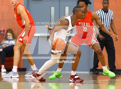 Thumbnail 3 in Capistrano Valley Christian vs. Mater Dei (Mater Dei Extravaganza) photogallery.