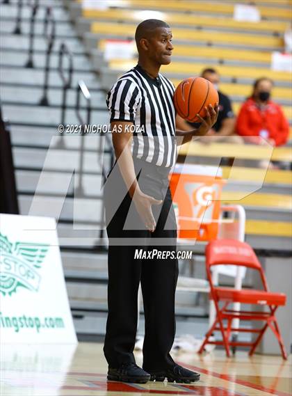Thumbnail 2 in Capistrano Valley Christian vs. Mater Dei (Mater Dei Extravaganza) photogallery.