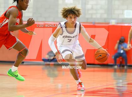 Thumbnail 3 in Capistrano Valley Christian vs. Mater Dei (Mater Dei Extravaganza) photogallery.
