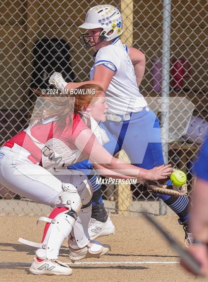Thumbnail 2 in Villa Grove vs. Heyworth (IHSA 1A Sectional Semifinal) photogallery.