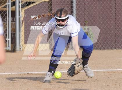 Thumbnail 3 in Villa Grove vs. Heyworth (IHSA 1A Sectional Semifinal) photogallery.