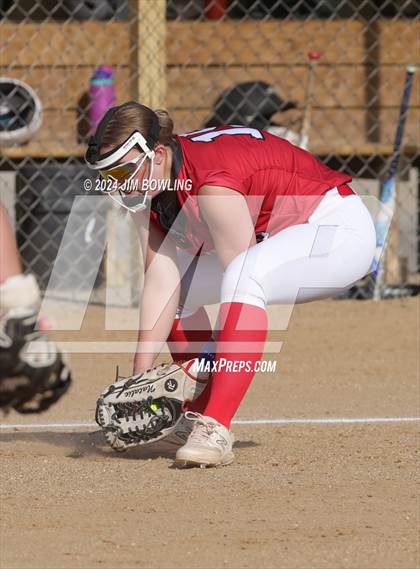 Thumbnail 3 in Villa Grove vs. Heyworth (IHSA 1A Sectional Semifinal) photogallery.