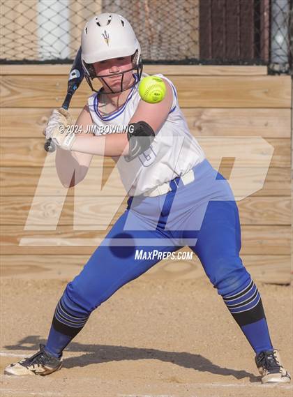 Thumbnail 2 in Villa Grove vs. Heyworth (IHSA 1A Sectional Semifinal) photogallery.
