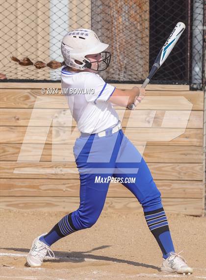 Thumbnail 2 in Villa Grove vs. Heyworth (IHSA 1A Sectional Semifinal) photogallery.