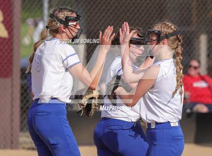 Thumbnail 2 in Villa Grove vs. Heyworth (IHSA 1A Sectional Semifinal) photogallery.