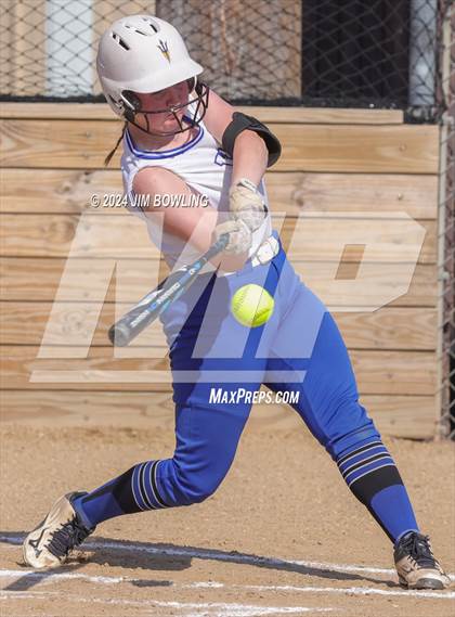 Thumbnail 2 in Villa Grove vs. Heyworth (IHSA 1A Sectional Semifinal) photogallery.