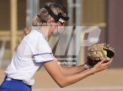 Thumbnail 3 in Villa Grove vs. Heyworth (IHSA 1A Sectional Semifinal) photogallery.