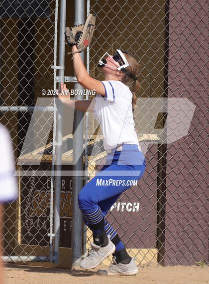 Thumbnail 1 in Villa Grove vs. Heyworth (IHSA 1A Sectional Semifinal) photogallery.