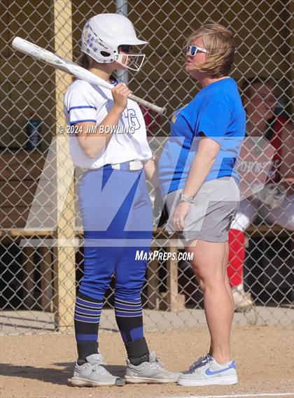 Thumbnail 2 in Villa Grove vs. Heyworth (IHSA 1A Sectional Semifinal) photogallery.