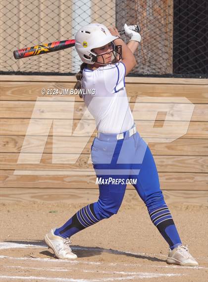 Thumbnail 2 in Villa Grove vs. Heyworth (IHSA 1A Sectional Semifinal) photogallery.