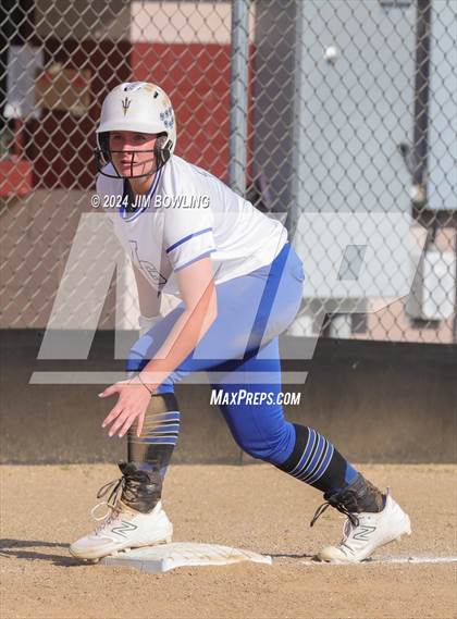 Thumbnail 2 in Villa Grove vs. Heyworth (IHSA 1A Sectional Semifinal) photogallery.