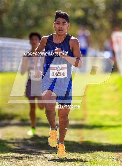 Thumbnail 3 in UIL 2A Boys Cross Country State Final photogallery.