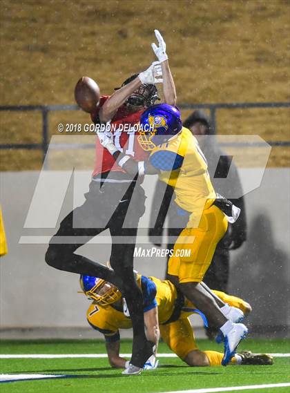 Thumbnail 3 in La Vega vs. Argyle (UIL 4A Quarterfinal) photogallery.