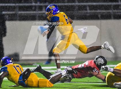 Thumbnail 3 in La Vega vs. Argyle (UIL 4A Quarterfinal) photogallery.