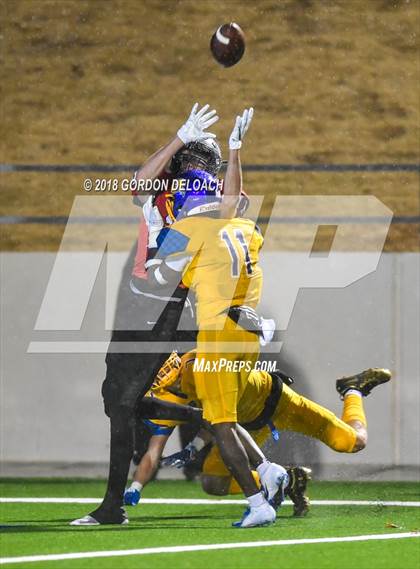 Thumbnail 2 in La Vega vs. Argyle (UIL 4A Quarterfinal) photogallery.