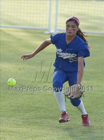 Thumbnail 3 in La Canada vs. Beaumont (CIF SS D5 Final) photogallery.